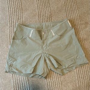 NWOT Arc’teryx Creston 4.5” hiking shorts shorepine olive green